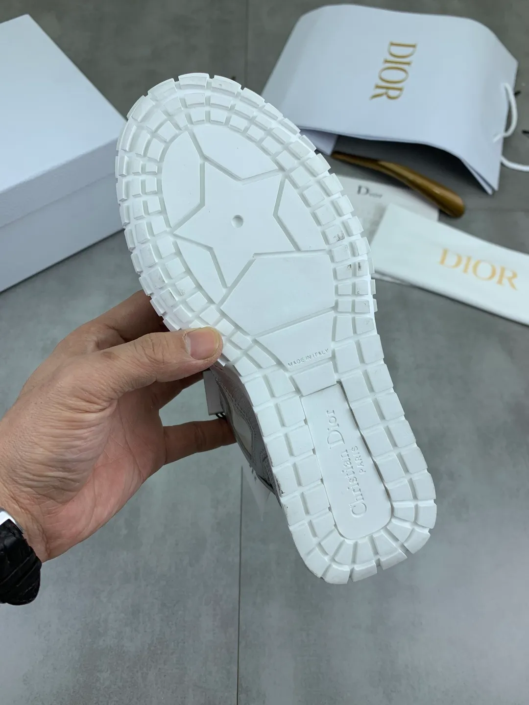 Men's men's shoes P520 new Dior Tech sneakers 2026 early spring series new products, with fashionable details, highlighting retro aesthetics. The light beige anti-suede cow leather upper is spliced ​​with apricot transparent mesh fabric on the side. The upper window edge is adhered with high-frequency flat ironing and back-pressure. It replicates the original craftsmanship, making it beautiful and comfortable without falling off. The interior is made of sheep lining of the same color, which is soft and comfortable. The heel and tongue are embellished with the Paris logo. The textured TPU soles with the same color logo. The high-end version is exquisitely packaged, adding a high-end style.  Code number: 35-46